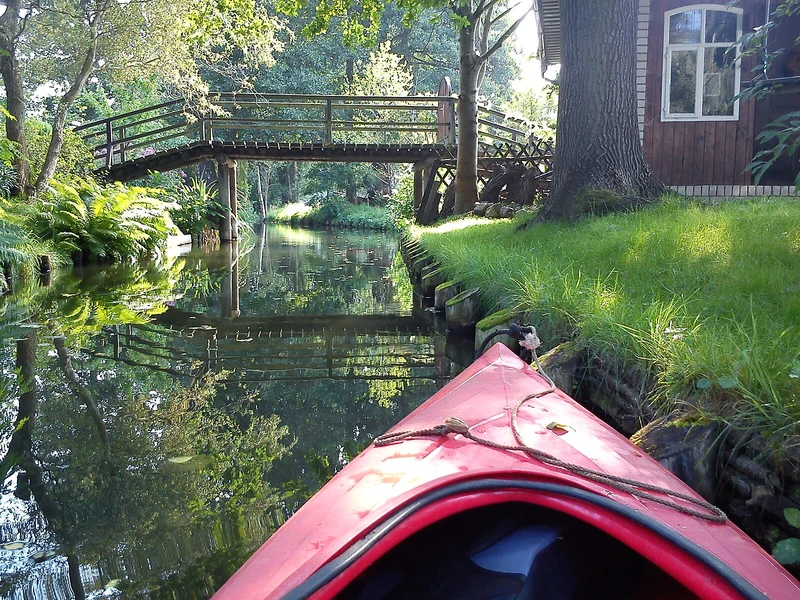 Kajak paddeln in Brandenburg, ruhige Wasserstraße im Abendlicht