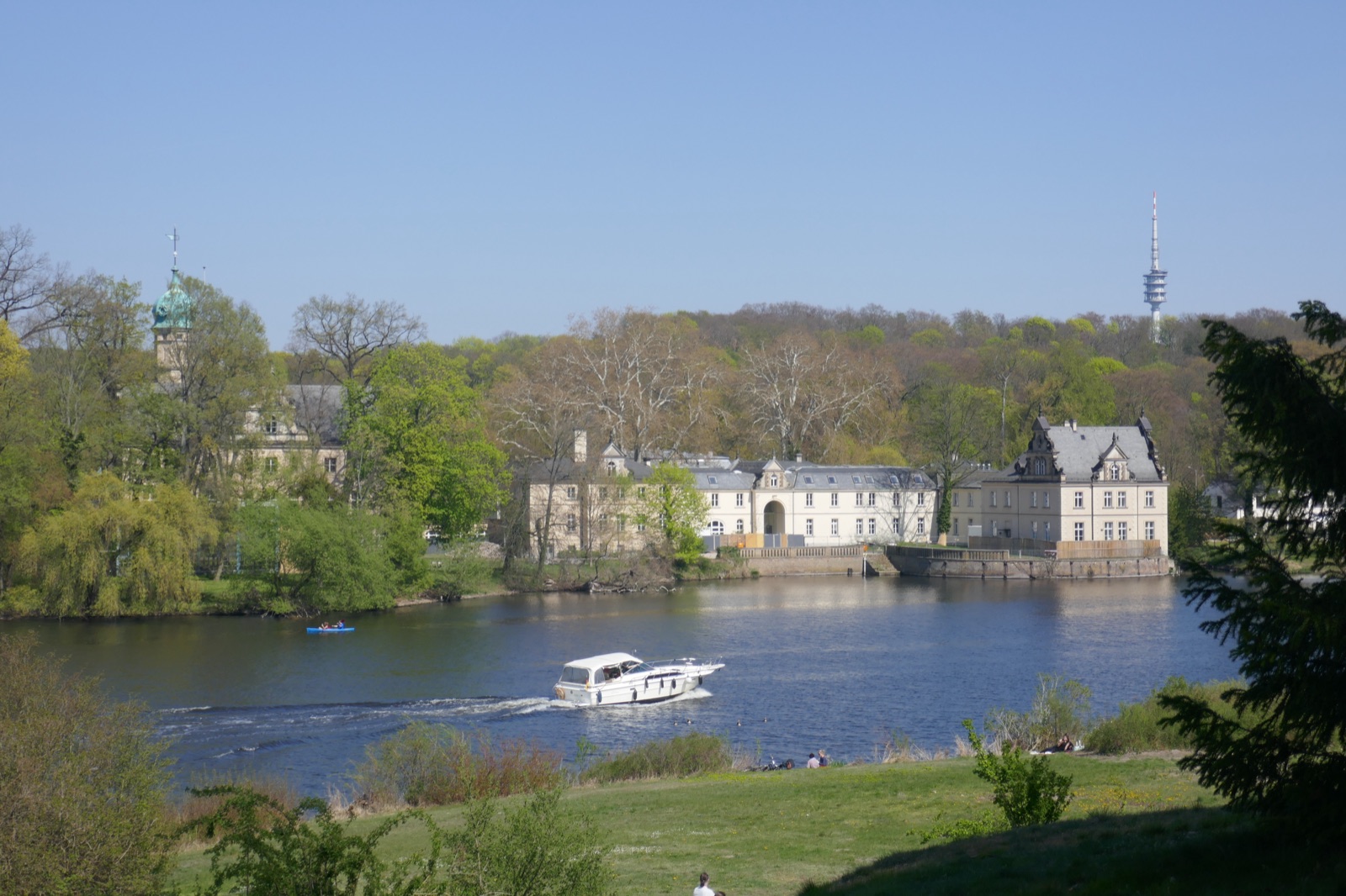 Havel bei Babelsberg im Frühling, Boot vor dem Schloss