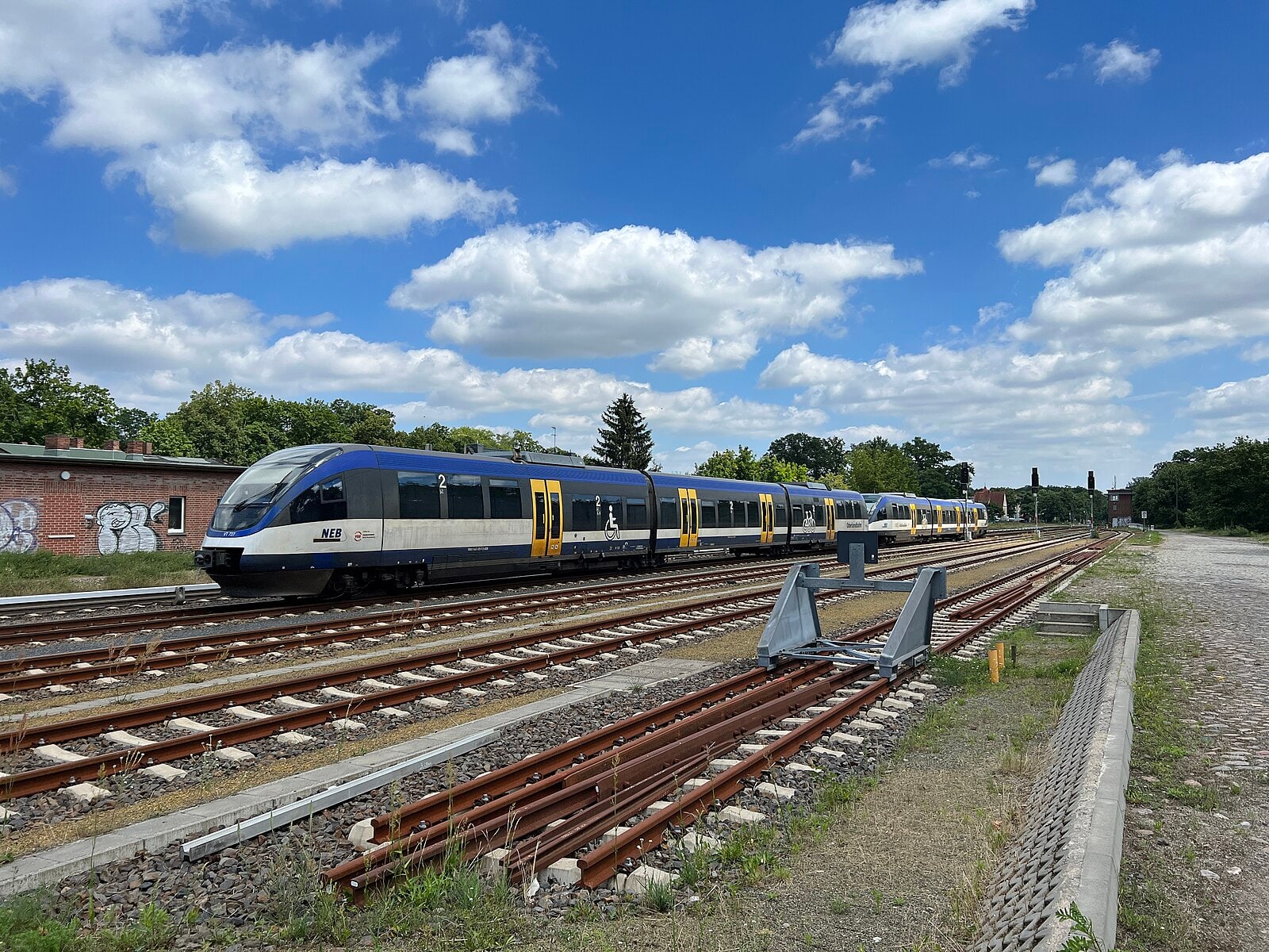 Regionalzug RB 26 auf der Ostbahn bei Strausberg im Sommer — Brandenburg per Bahn